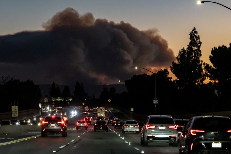 &copy; Reuters. Smoke rises over the hills from the Palisades Fire near Santa Monica, Los Angeles County, California, U.S., January 10, 2025. REUTERS/Carlos Barria