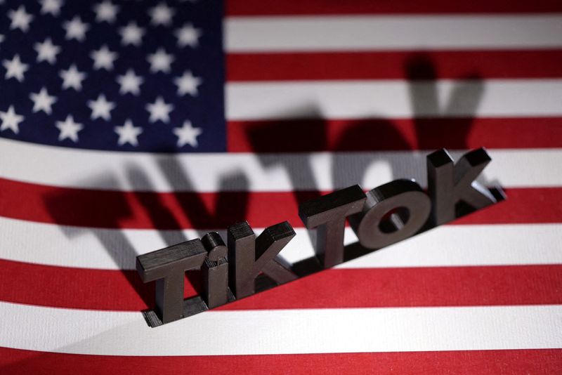 &copy; Reuters. FILE PHOTO: TikTok logo is placed on a U.S. flag in this illustration taken, April 25, 2024. REUTERS/Dado Ruvic/Illustration/File Photo