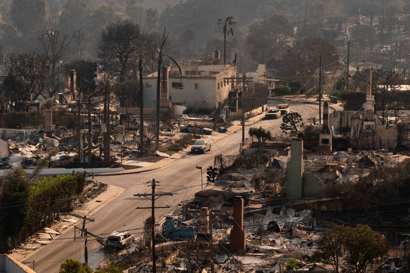 © Reuters. The remains of homes sit following the Palisades Fire in the Pacific Palisades neighborhood in Los Angeles, California, U.S. January 10, 2025. REUTERS/David Ryder