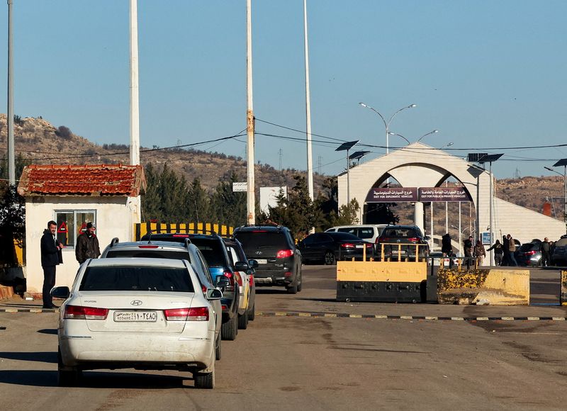 &copy; Reuters. FILE PHOTO: Vehicles queue to enter Lebanon, after the ousting of Syria's Bashar al-Assad, near the Lebanese-Syrian border, in Syria, January 1, 2025. REUTERS/Amr Abdallah Dalsh/File Photo