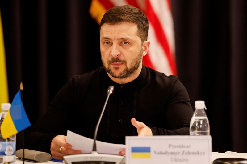 © Reuters. Ukrainian President Volodymyr Zelenskiy attends a press conference at the Ukraine Defense Contact Group meeting at Ramstein Air Base, Germany, January 9, 2025. REUTERS/Heiko Becker