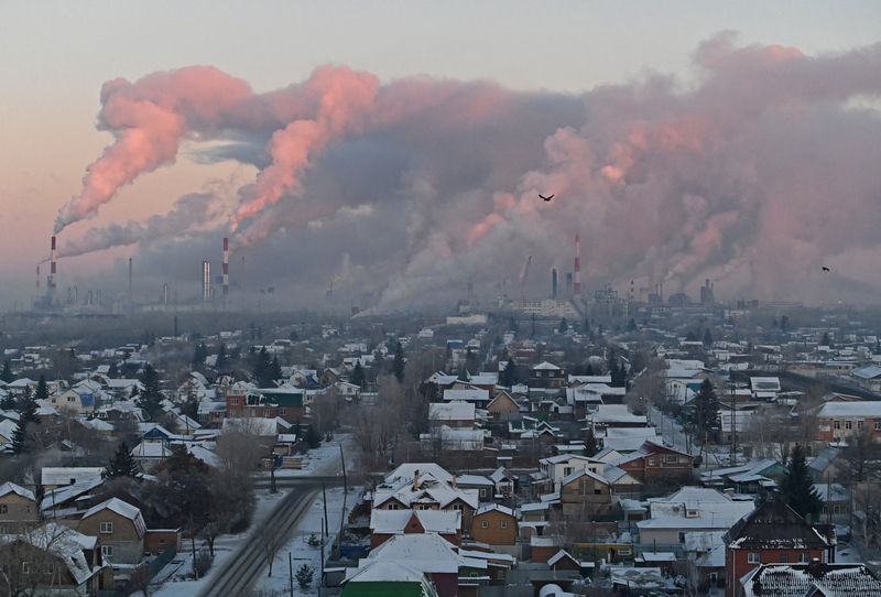 © Reuters. FILE PHOTO: Steam rises from the chimneys of the Gazprom Neft oil refinery in Omsk, Russia November 18, 2022. REUTERS/Alexey Malgavko/File Photo