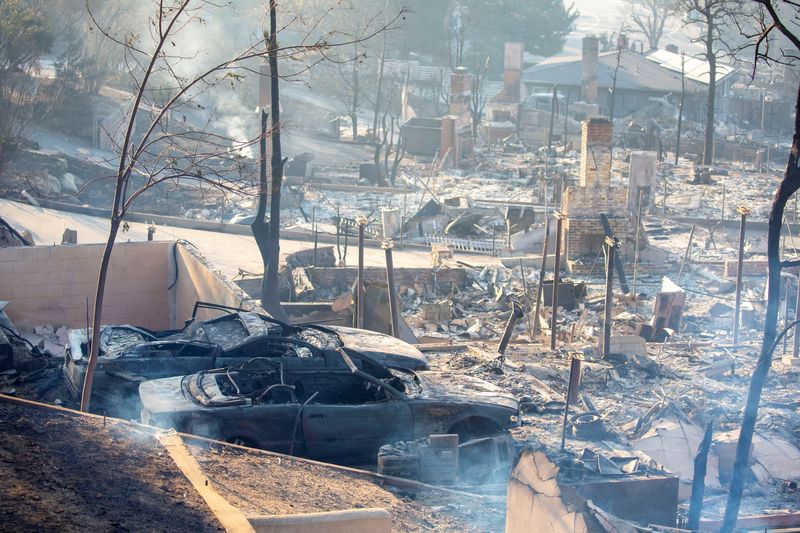 &copy; Reuters. Burned out cars are seen amid damaged structures after residents fled from the Eaton Fire, one of six simultaneous blazes that have swept across Los Angeles County, in Altadena, California, U.S., January 11, 2025. REUTERS/Ringo Chiu