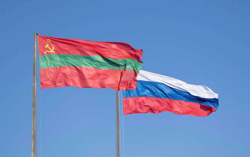 © Reuters. FILE PHOTO: Transdniestrian and Russian flags fly in Tiraspol square, in Moldova's breakaway region of Transdniestria, January 4, 2025. REUTERS/Vladislav Bachev/File Photo