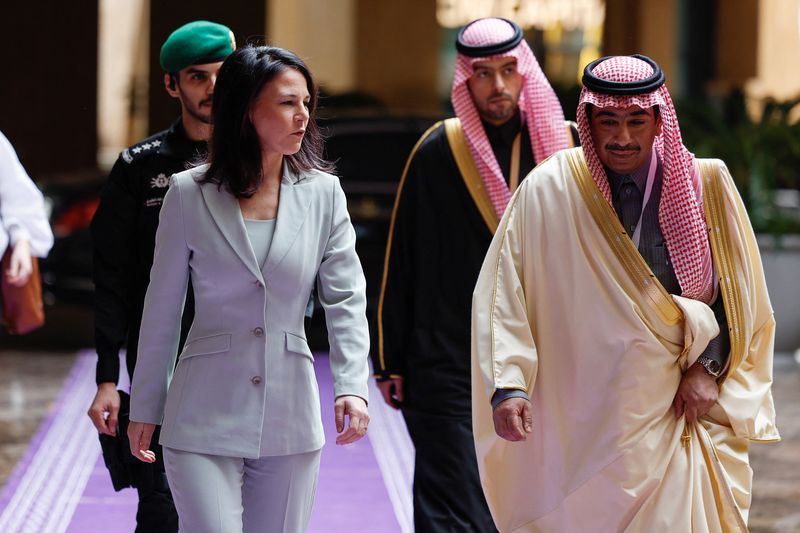 © Reuters. German Foreign Minister Annalena Baerbock arrives for a meeting on Syria, following the recent ouster of President Bashar al-Assad, in Riyadh, Saudi Arabia January 12, 2025. REUTERS/Hamad I Mohammed