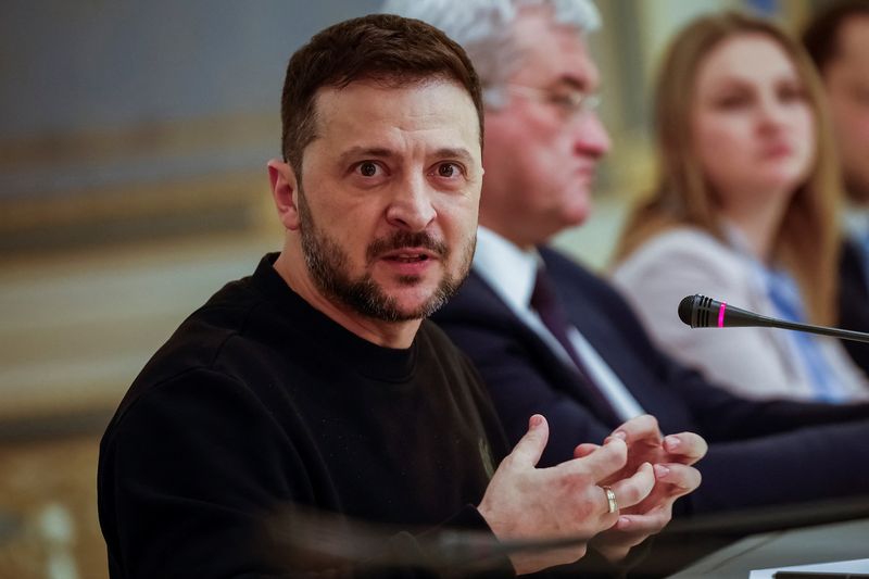 © Reuters. Ukrainian President Volodymyr Zelenskiy attends a joint press conference with the OSCE Chairman-in-Office and Minister of Foreign Affairs of Finland Elina Valtonen (not pictured), during the Russian invasion of Ukraine, Kyiv, Ukraine January 8, 2025. REUTERS/Alina Smutko