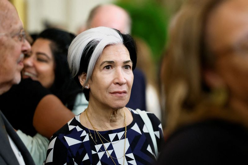 &copy; Reuters. FILE PHOTO: Artist Sharon Sprung, who painted the official White House portrait of former U.S. first lady Michelle Obama, attends its unveiling ceremony in the East Room of the White House, in Washington, U.S., September, 7, 2022. REUTERS/Evelyn Hockstein