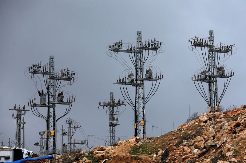 © Reuters. FILE PHOTO: An Israeli power plant is seen in Hebron in the Israeli-occupied West Bank January 22, 2020. REUTERS/Mussa Qawasma/File Photo