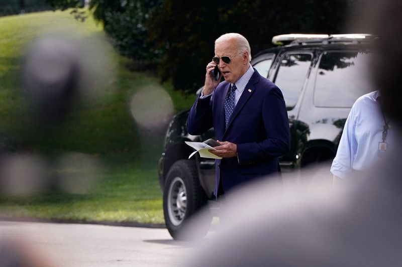 &copy; Reuters. U.S. President Joe Biden talks on a phone while walking towards Marine One as he departs the White House in Washington, U.S., August 16, 2024. REUTERS/Elizabeth Frantz/File Photo