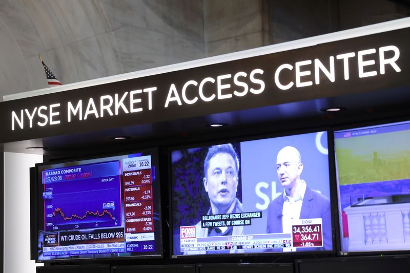 © Reuters. Elon Musk, Jeff Bezos, NYSE, April 11, 2022. REUTERS/Andrew Kelly