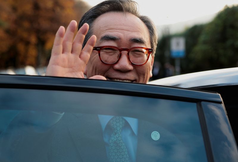 © Reuters. FILE PHOTO: South Korean foreign minister Cho Tae-yul waves as he leaves the second day of the G7 foreign ministers' meeting in Fiuggi, Italy, November 26, 2024. REUTERS/Remo Casilli/File Photo