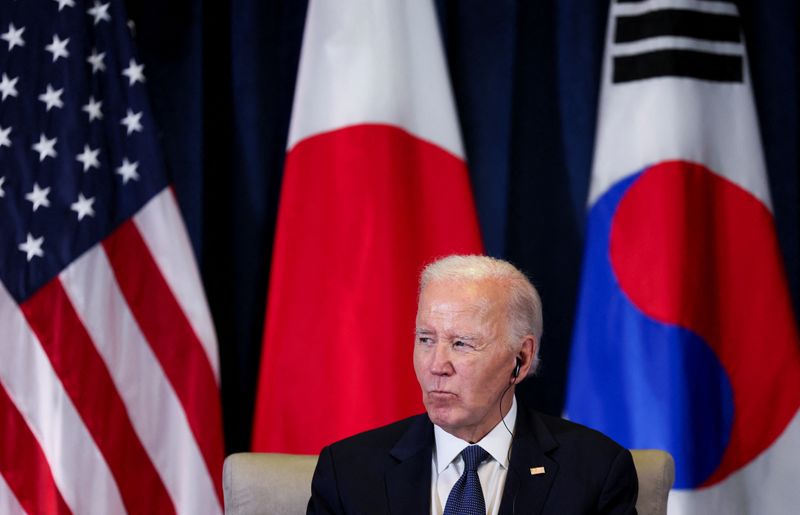 © Reuters. FILE PHOTO: U.S. President Joe Biden participates in a trilateral meeting with South Korea's President Yoon Suk Yeol and Japan's Prime Minister Shigeru Ishiba at the Asia-Pacific Economic Cooperation (APEC) summit in Lima, Peru, November 15, 2024. REUTERS/Leah Millis/File Photo