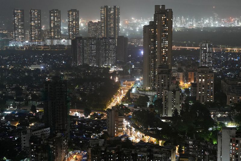 © Reuters. FILE PHOTO: High-rise building are pictured in India's financial capital Mumbai, July 24, 2024. REUTERS/Hemanshi Kamani/File Photo