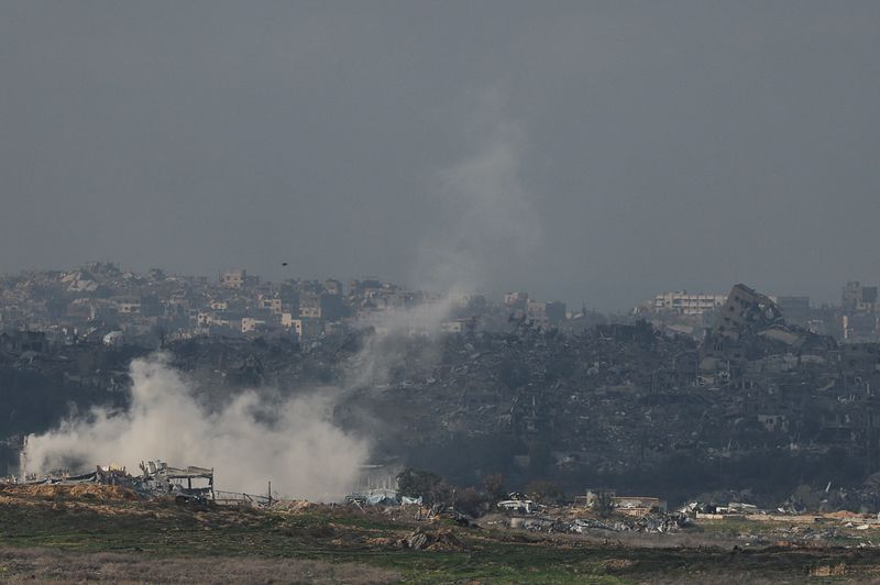 &copy; Reuters. Smoke rises following an Israeli strike, as buildings lie in ruin in Beit Hanoun, in the Gaza Strip, amid the ongoing conflict between Israel and Hamas, as seen from southern Israel, January 12, 2025. REUTERS/Kai Pfaffenbach