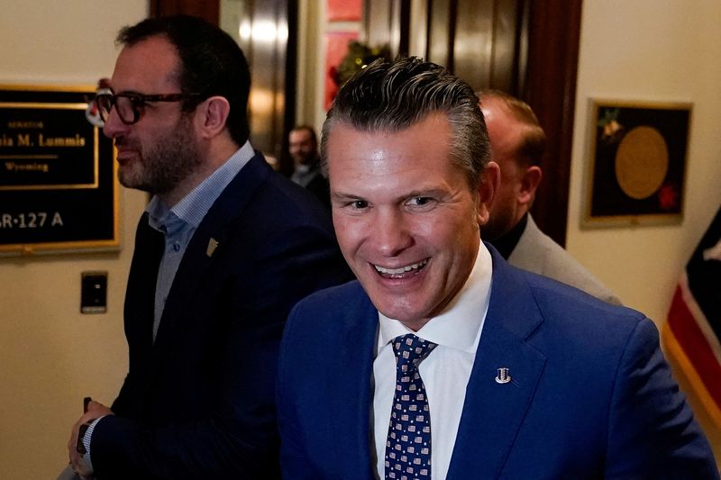 © Reuters. Defense secretary nominee Pete Hegseth walks through Capitol Hill in Washington, U.S., December 11, 2024. REUTERS/Elizabeth Frantz