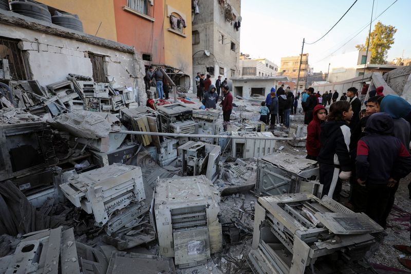 © Reuters. Palestinians gather at the site of an Israeli strike on a school sheltering displaced people, amid the ongoing conflict between Israel and Hamas, in Gaza City January 13, 2025. REUTERS/Dawoud Abu Alkas