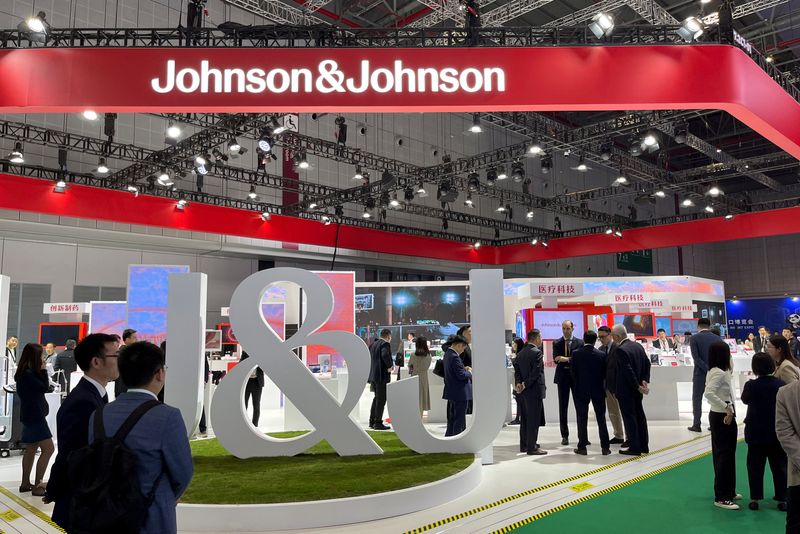 &copy; Reuters. FILE PHOTO: People visit the booth of Johnson & Johnson at the China International Import Expo (CIIE) in Shanghai, China November 7, 2024. REUTERS/Andrew Silver/File Photo