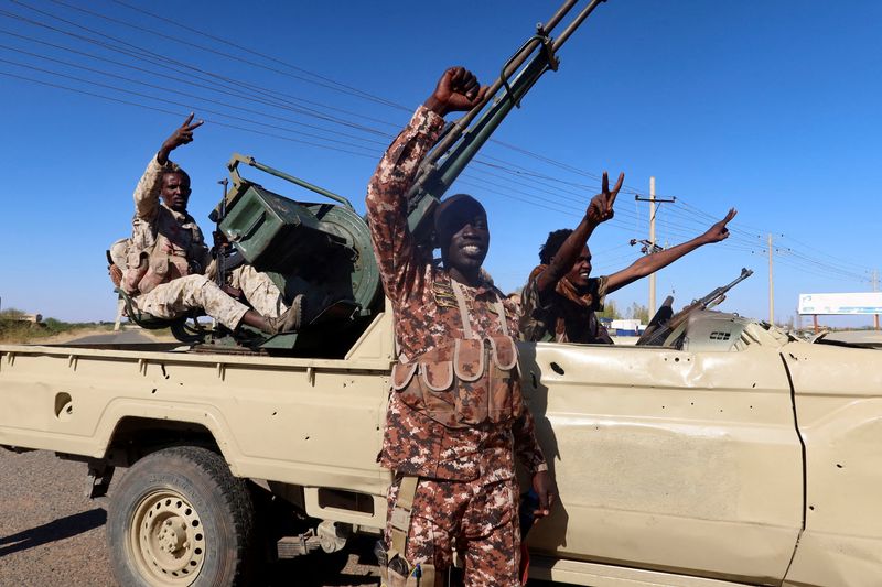 &copy; Reuters. Sudan's army soldiers celebrate after entering Wad Madani, in Sudan, January 12, 2025. REUTERS/El Tayeb Siddig    