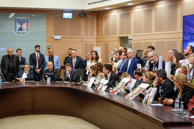 © Reuters. Family members and supporters of hostages kidnapped during the deadly October 7 2023 attack by Hamas protest during a Finance Committee meeting attended by Israeli Finance Minister Bezalel Smotrich at the Knesset, Israel's parliament in Jerusalem, January 13, 2025. Noam Moskowitz/Knesset Spokesperson/Handout via Reuters  