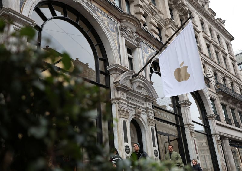 © Reuters. People walk past an Apple store in London, Britain, January 13, 2025. REUTERS/Isabel Infantes