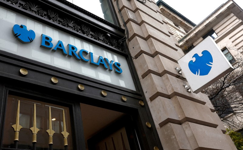 &copy; Reuters. FILE PHOTO: FILE PHOTO: A view shows signage on a branch of Barclays Bank in London, Britain, March 17, 2023.  REUTERS/Peter Nicholls/File Photo/File Photo