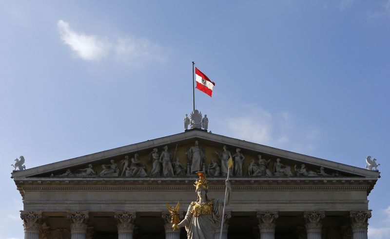 &copy; Reuters. Una bandiera austriaca sul tetto del Parlamento austriaco a Vienna il 28 settembre 2013. REUTERS/Dominic Ebenbichler