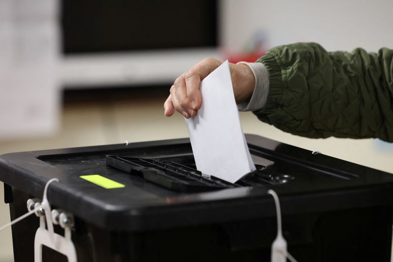 &copy; Reuters. FILE PHOTO: A person casts their vote at a polling station in St Anthony's Boys National school, during Ireland's general election, in Cork, Ireland, November 29, 2024. REUTERS/Damien Eagers/File Photo