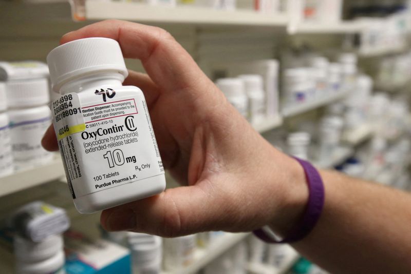 © Reuters. FILE PHOTO: A pharmacist holds a bottle OxyContin made by Purdue Pharma at a pharmacy in Provo, Utah, U.S., May 9, 2019.  REUTERS/George Frey/File Photo