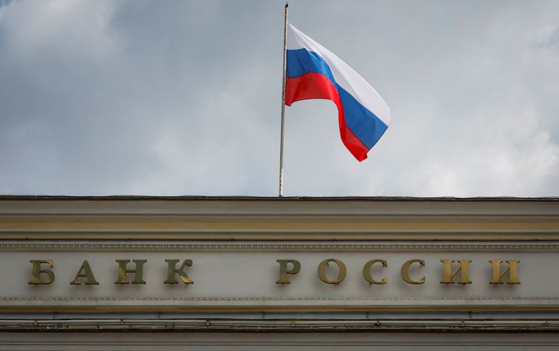 © Reuters. FILE PHOTO: A Russian state flag flies over the Central Bank headquarters in Moscow, Russia, August 15, 2023. A sign reads: 