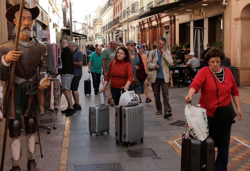 &copy; Reuters. Turistas carregam malas em rua de Ronda, na Espanhan24/10/2024nREUTERS/Jon Nazca