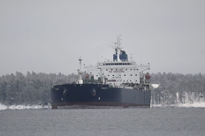 © Reuters. Cook Islands registered oil tanker Eagle S is seen anchored near the Kilpilahti port in Porvoo, on the Gulf of Finland, January 13, 2025.  Lehtikuva/Vesa Moilanen/via REUTERS 