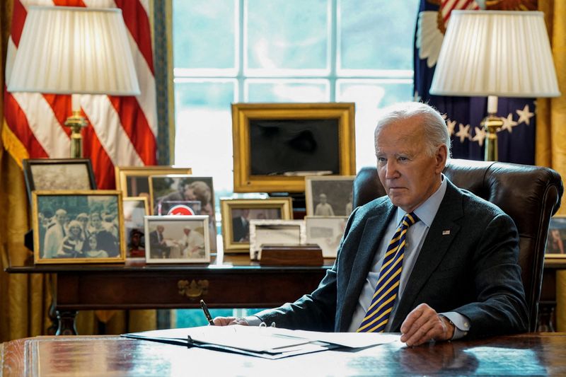 &copy; Reuters. FILE PHOTO: U.S. President Joe Biden is seen in the Oval Office at the White House in Washington, U.S., January 10, 2025. REUTERS/Elizabeth Frantz/File Photo