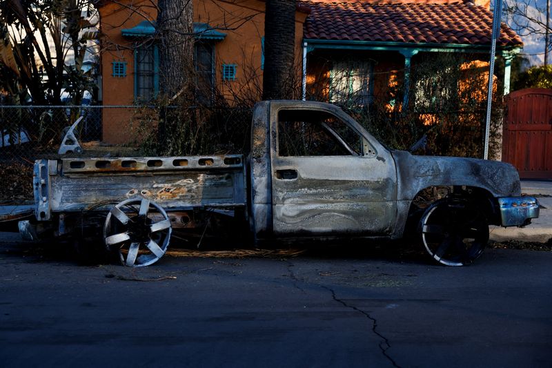 &copy; Reuters. A burnt car is parked on a street, as the Eaton Fire continues, in Altadena, California, U.S. January 13, 2025. REUTERS/Shannon Stapleton