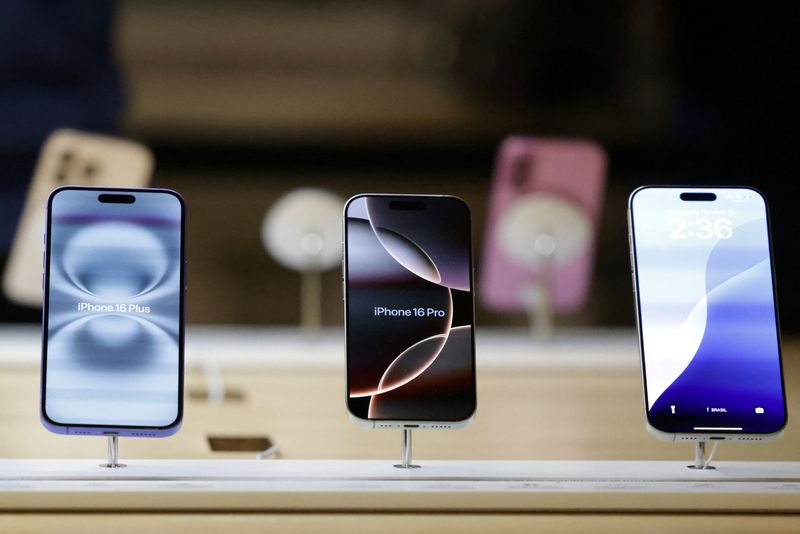 &copy; Reuters. FILE PHOTO: A view of Apple iPhones displayed at an Apple Store at Grand Central Terminal in New York City, New York, U.S., October 16, 2024. REUTERS/Kent J. Edwards/File photo