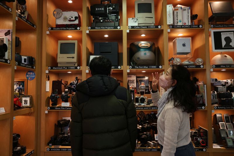 &copy; Reuters. Visitantes no Extinct Media Museum em Tóquion11/01/2025 REUTERS/Irene Wang