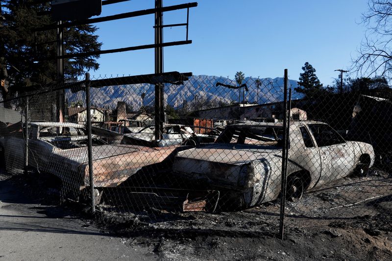 © Reuters. Burnt cars are seen, as the Eaton Fire continues, in Altadena, California, U.S. January 13, 2025. REUTERS/Shannon Stapleton