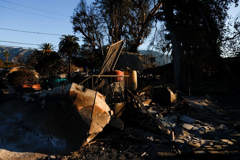 © Reuters. Burnt furniture stands near a devastated home, as the Eaton Fire continues, in Altadena, California, U.S. January 13, 2025. REUTERS/Shannon Stapleton