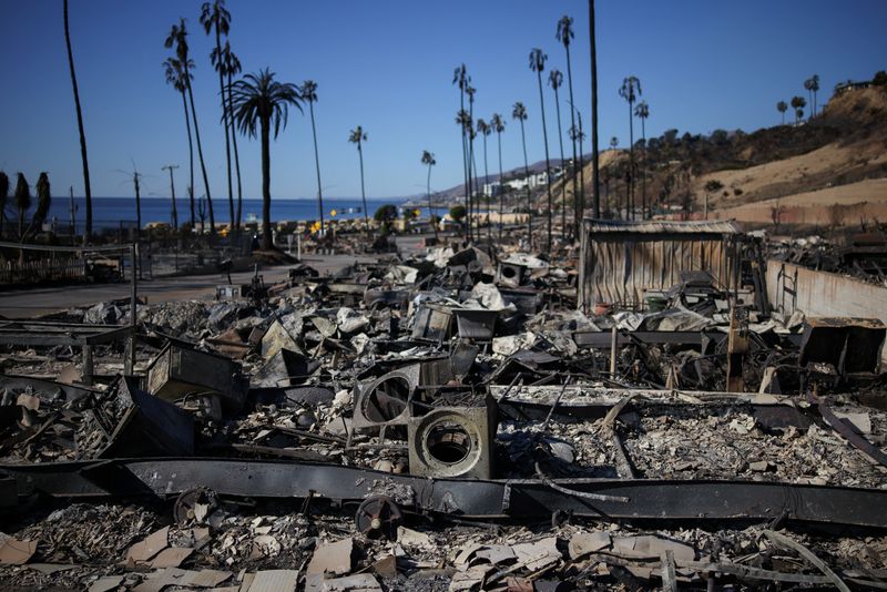 &copy; Reuters. Burnt remains of a motorhome lie on the ground, after powerful winds fueling devastating wildfires in the Los Angeles area forced people to evacuate, in the Pacific Palisades neighborhood on the west side of Los Angeles, California, U.S. January 13, 2025.