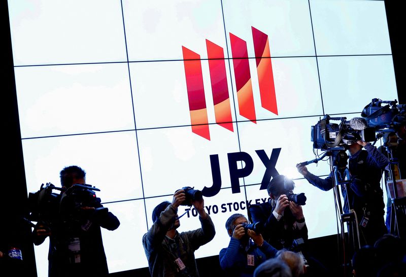 &copy; Reuters. FILE PHOTO: Media members are seen during the New Year ceremony marking the opening of trading in 2025 at the Tokyo Stock Exchange (TSE) in Tokyo,  Japan January 6, 2025.  REUTERS/Issei Kato/File photo