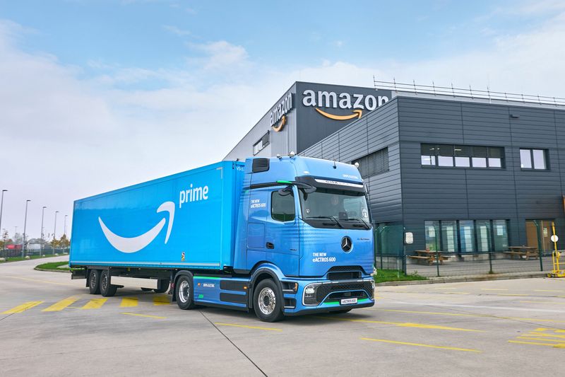 © Reuters. An Amazon-branded Mercedes-Benz eActros 600 heavy goods vehicle is shown in this undated photo provided by Amazon, taken at the Amazon Fulfillment Center in Moenchengladbach, Germany. AMAZON/Handout via REUTERS