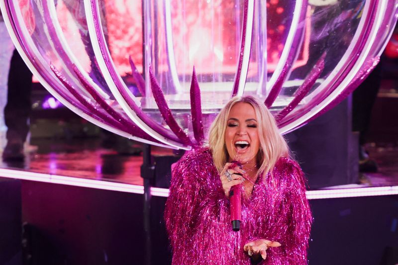 &copy; Reuters. FILE PHOTO: Carrie Underwood performs at Times Square on New Year's Eve in New York City, U.S., December 31, 2024. REUTERS/Kent Edwards/File Photo