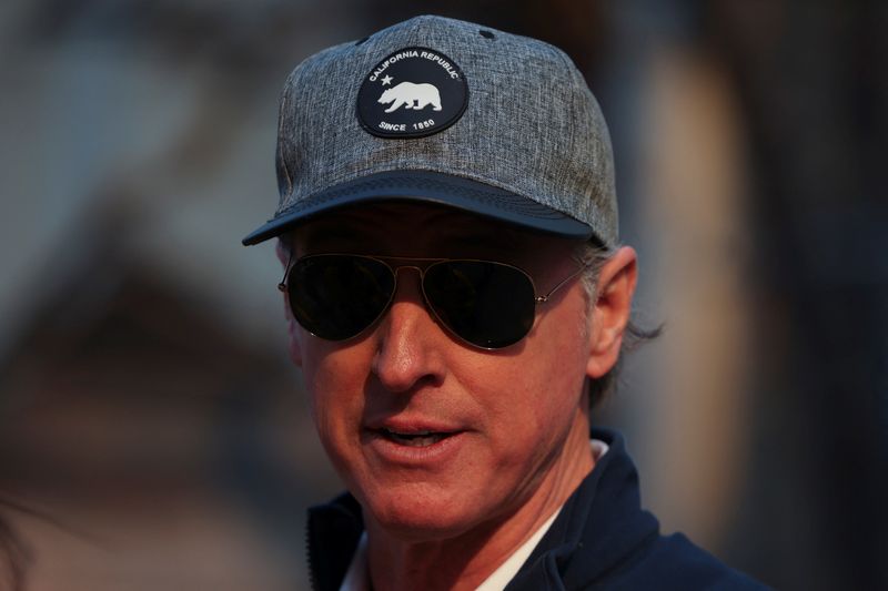 &copy; Reuters. FILE PHOTO: California Governor Gavin Newsom looks on as he visits the Pacific Palisades neighborhood, while powerful winds fueling devastating wildfires in the Los Angeles area force people to evacuate, in Los Angeles, California, U.S. January 8, 2025. R