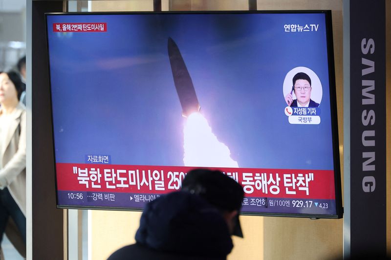 © Reuters. People watch a TV broadcast of a news report about North Korea firing multiple short-range missiles, in Seoul, South Korea, January 14, 2025. REUTERS/Kim Hong-Ji