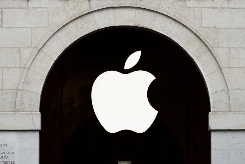 © Reuters. FILE PHOTO: Apple logo is seen on the Apple store at The Marche Saint Germain in Paris, France July 15, 2020.  REUTERS/Gonzalo Fuentes/File Photo