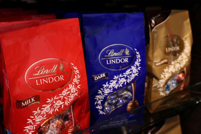 © Reuters. FILE PHOTO: Lindt chocolate is seen in their store at the Woodbury Common Premium Outlets in Central Valley, New York, U.S., February 15, 2022. REUTERS/Andrew Kelly/File Photo