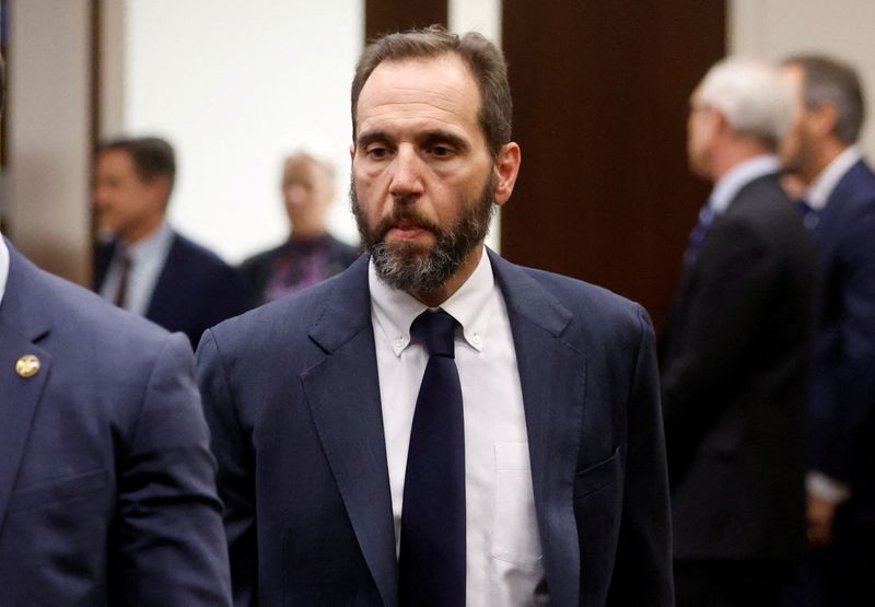 © Reuters. FILE PHOTO: Special Counsel Jack Smith arrives to make a statement to reporters about the 37 federal charges returned by a grand jury in an indictment of former US President Donald Trump on charges of unauthorized retention of classified documents and conspiracy to obstruct justice at Smith's offices in Washington, US on June 9 2023. REUTERS/Jonathan Ernst/File photo