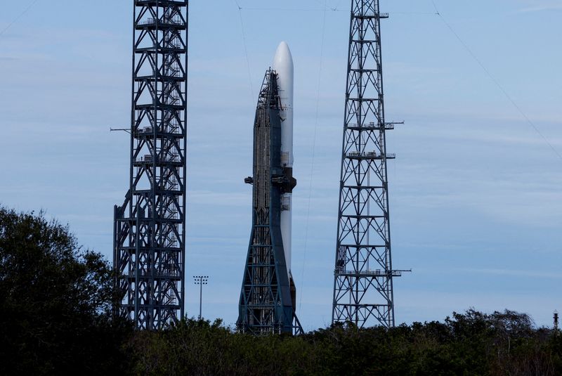 &copy; Reuters. FILE PHOTO: A Blue Origin New Glenn rocket stands ready for its inaugural launch at the Cape Canaveral Space Force Station in Cape Canaveral, Florida, U.S., January 11, 2025. REUTERS/Joe Skipper/File Photo