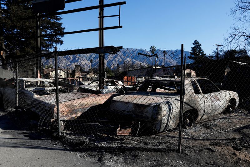 © Reuters. FILE PHOTO: Burning cars are seen, as the Eaton Fire continues, in Altadena, California, US on January 13, 2025. REUTERS/Shannon Stapleton/File Photo