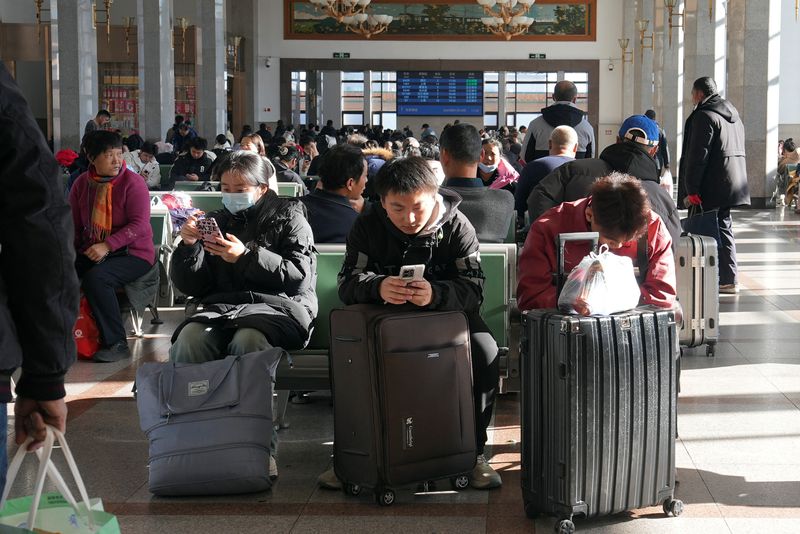 © Reuters. Passengers wait for a train as the annual Spring Festival celebration kicks off ahead of Chinese New Year, at Beijing Railway Station in Beijing, China January 14, 2025. REUTERS/Nicoco Chan