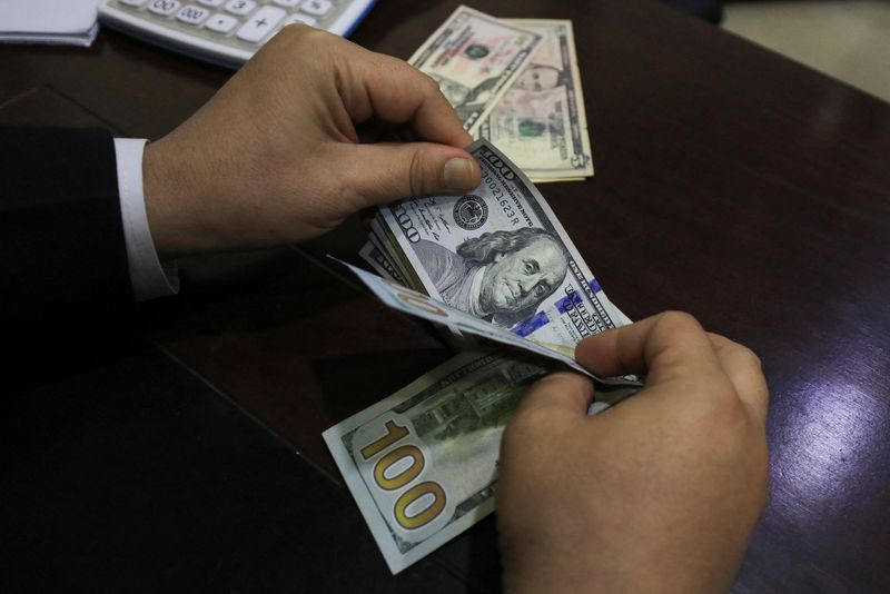 &copy; Reuters. Un commerciante conta banconote in dollari in una cabina di cambio a Peshawar, Pakistan, 25 gennaio 2023. REUTERS/Fayaz Aziz